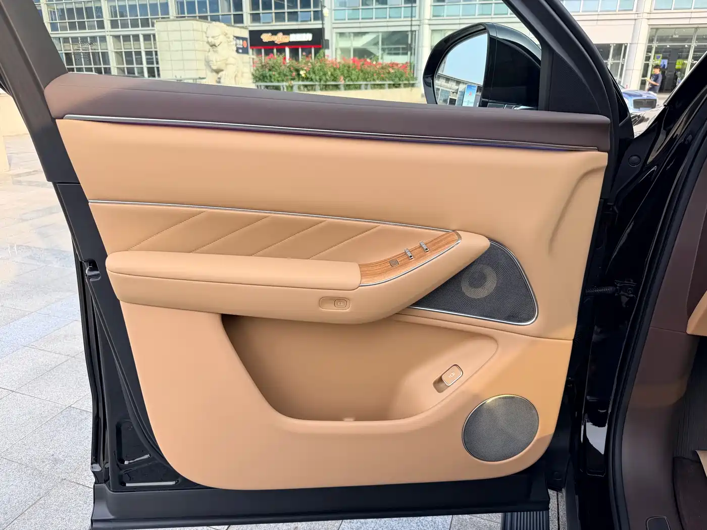 AITO Wenjie AITO M8 2025 Extended Range Ultra 53.4kWh 6-Seater фото 9