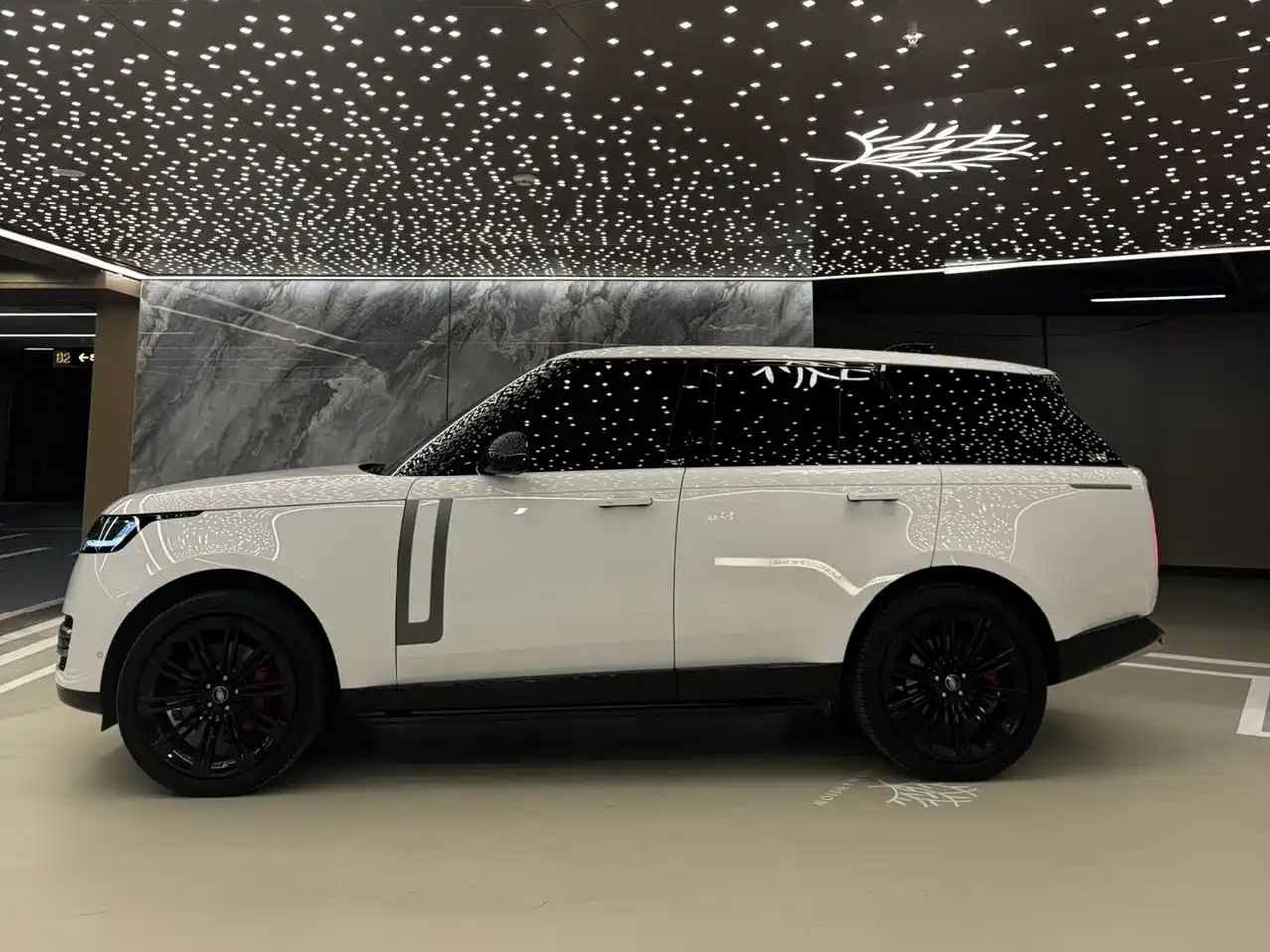 Land Rover Range Rover 2023 3.0 L6 360PS Golden Age Edition фото 3