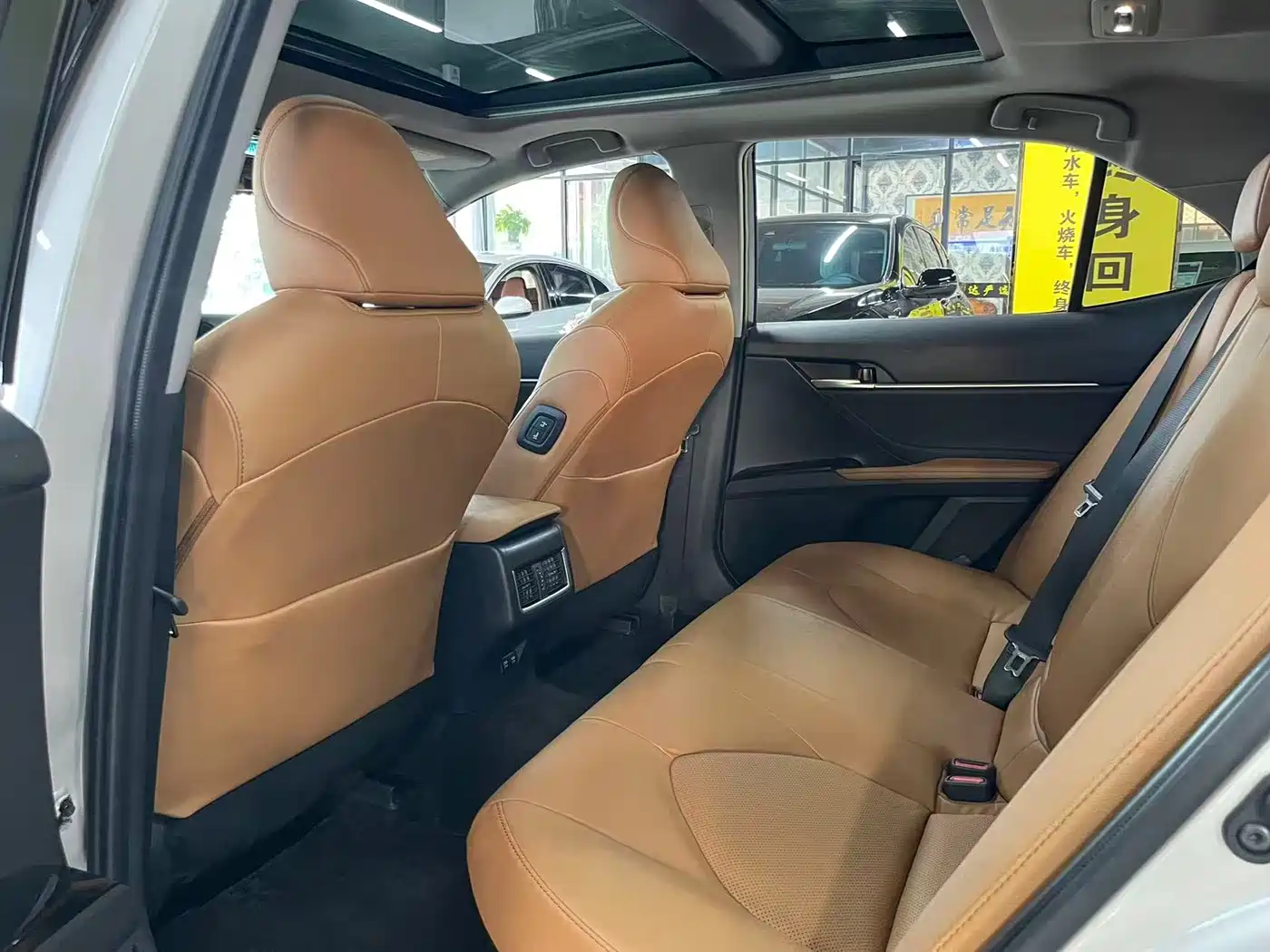 Toyota Camry 2021 Hybrid 2.5HG Luxury Edition фото 8
