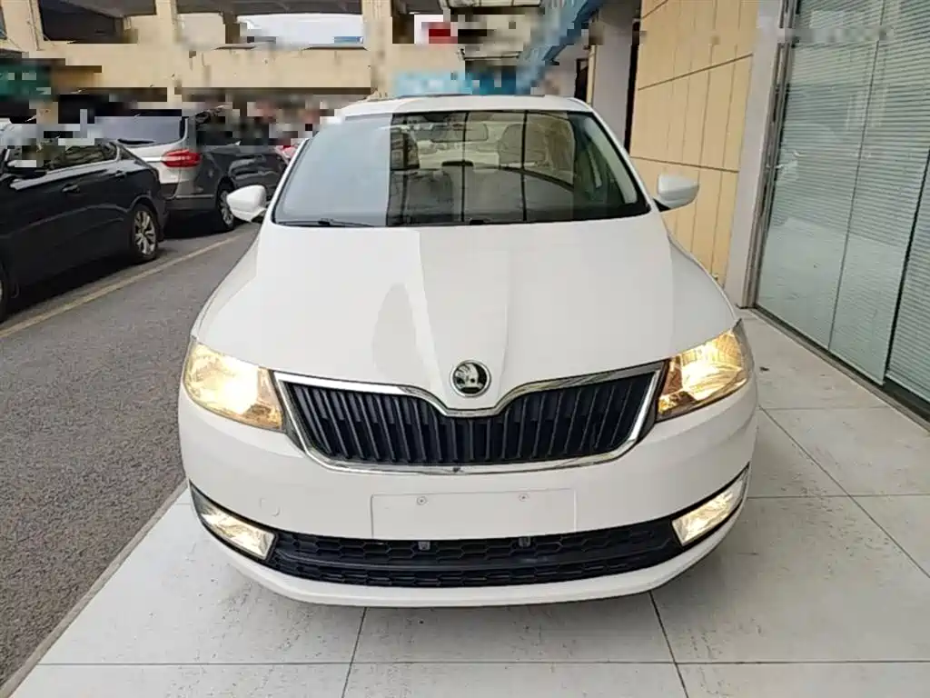 Škoda Rapid 2015 1.6L Manual Smart Selection фото 3