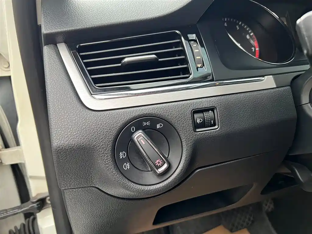 Volkswagen Bora 2015 Quality Edition 1.6L Automatic Fashion фото 8