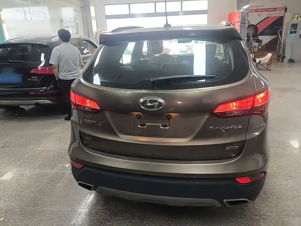 Фото 6 - Hyundai Santa Fe