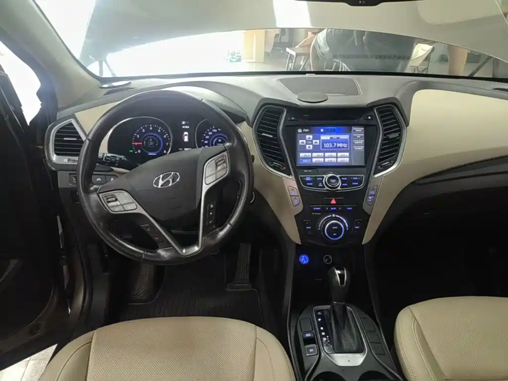 Фото 10 - Hyundai Santa Fe