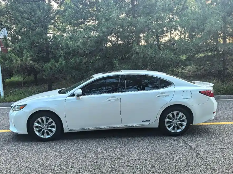 Photo 8 - Lexus ES