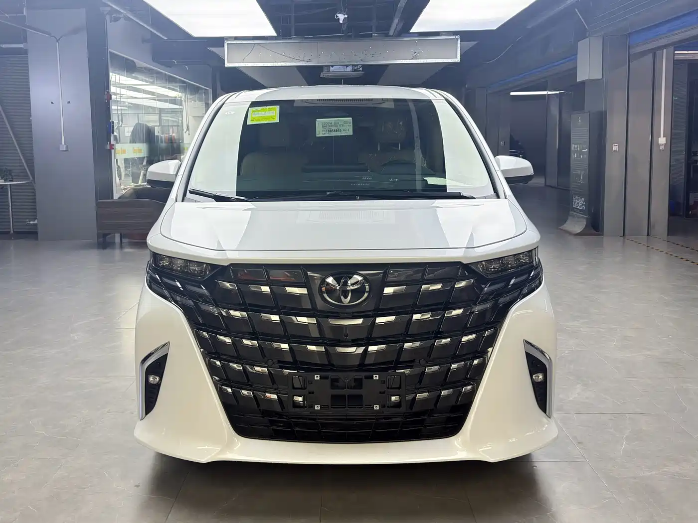 Toyota Alphard 2025 Hybrid 2.5L Ultimate Gold Edition фото 4