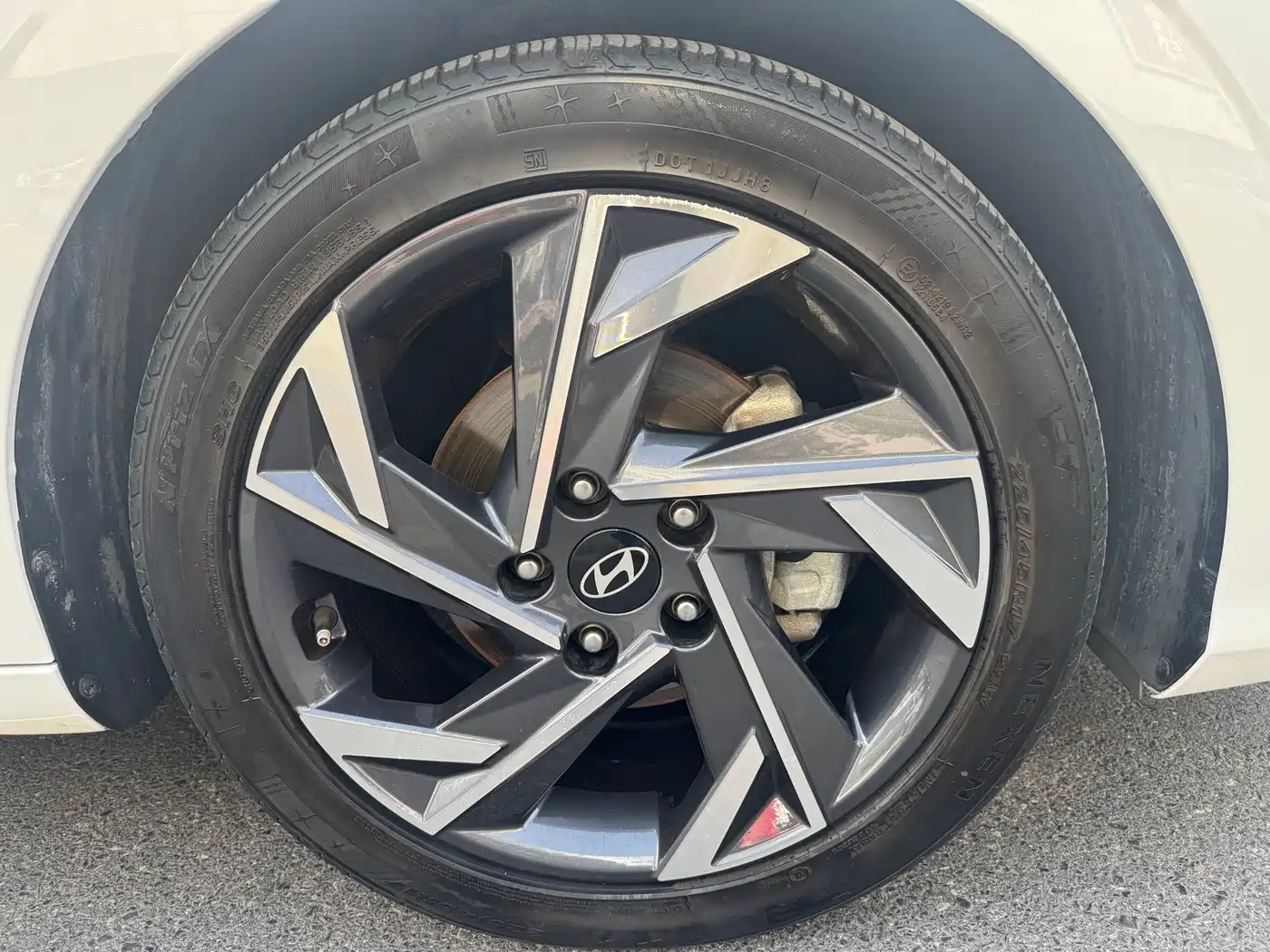 Hyundai Elantra 2023 Model 1.5L CVT LUX Premium Edition фото 17
