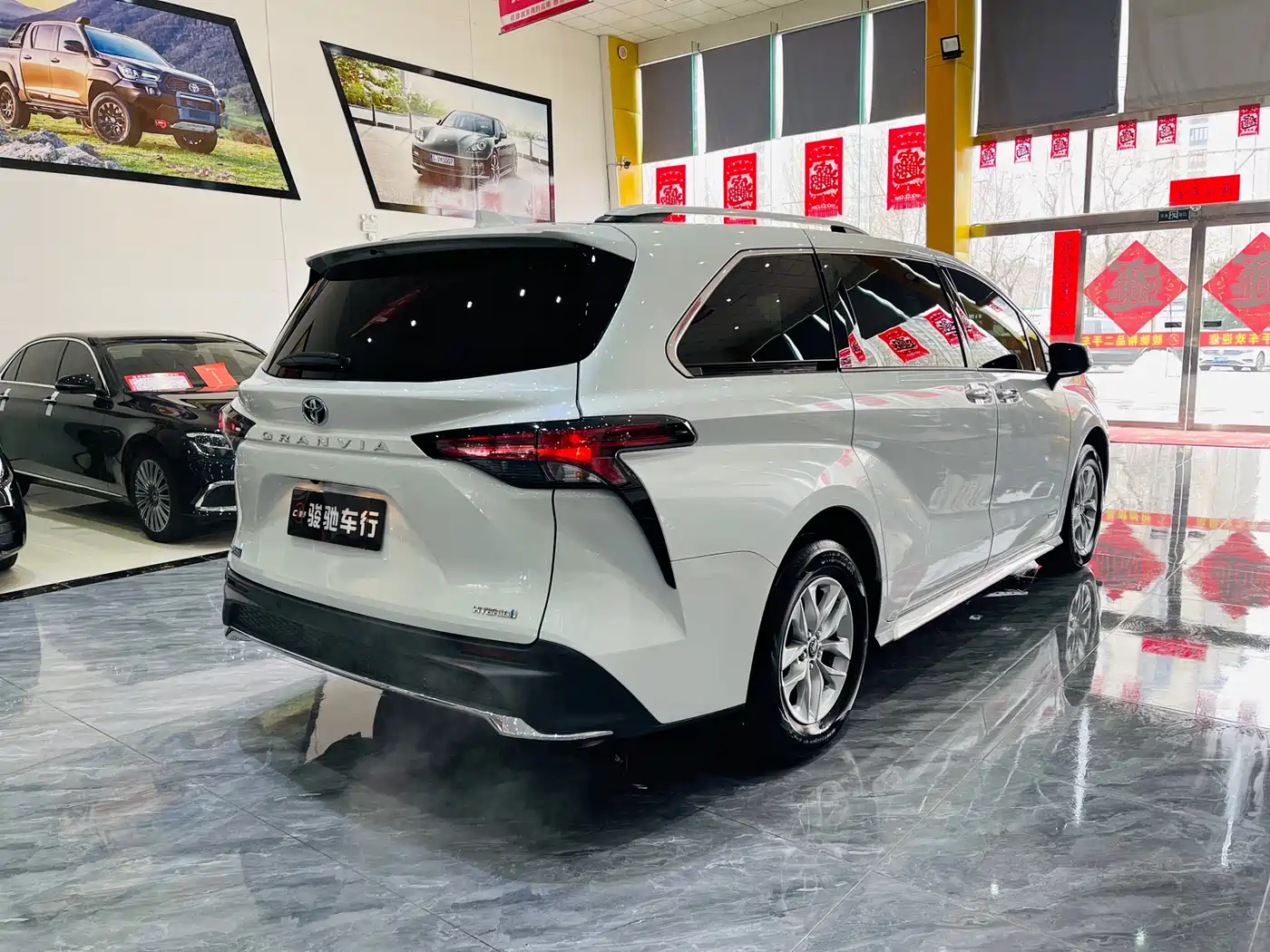 Toyota Granvia 2023 2.5L Hybrid Comfort Edition фото 4