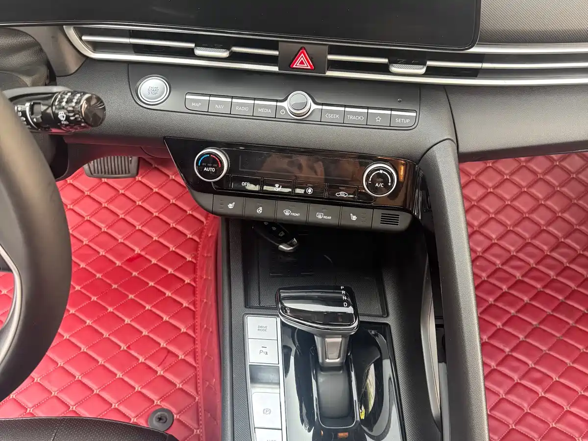 Hyundai Elantra 2023 Model 1.5L CVT LUX Premium Edition фото 12