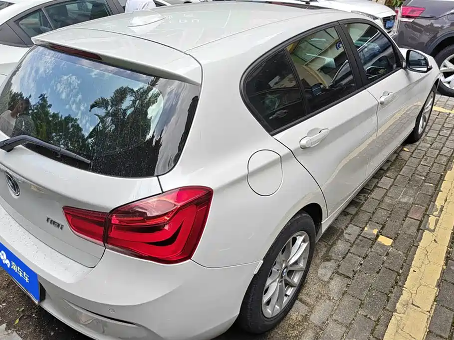 BMW 1 Series (Import) 2018 118i Leading фото 3