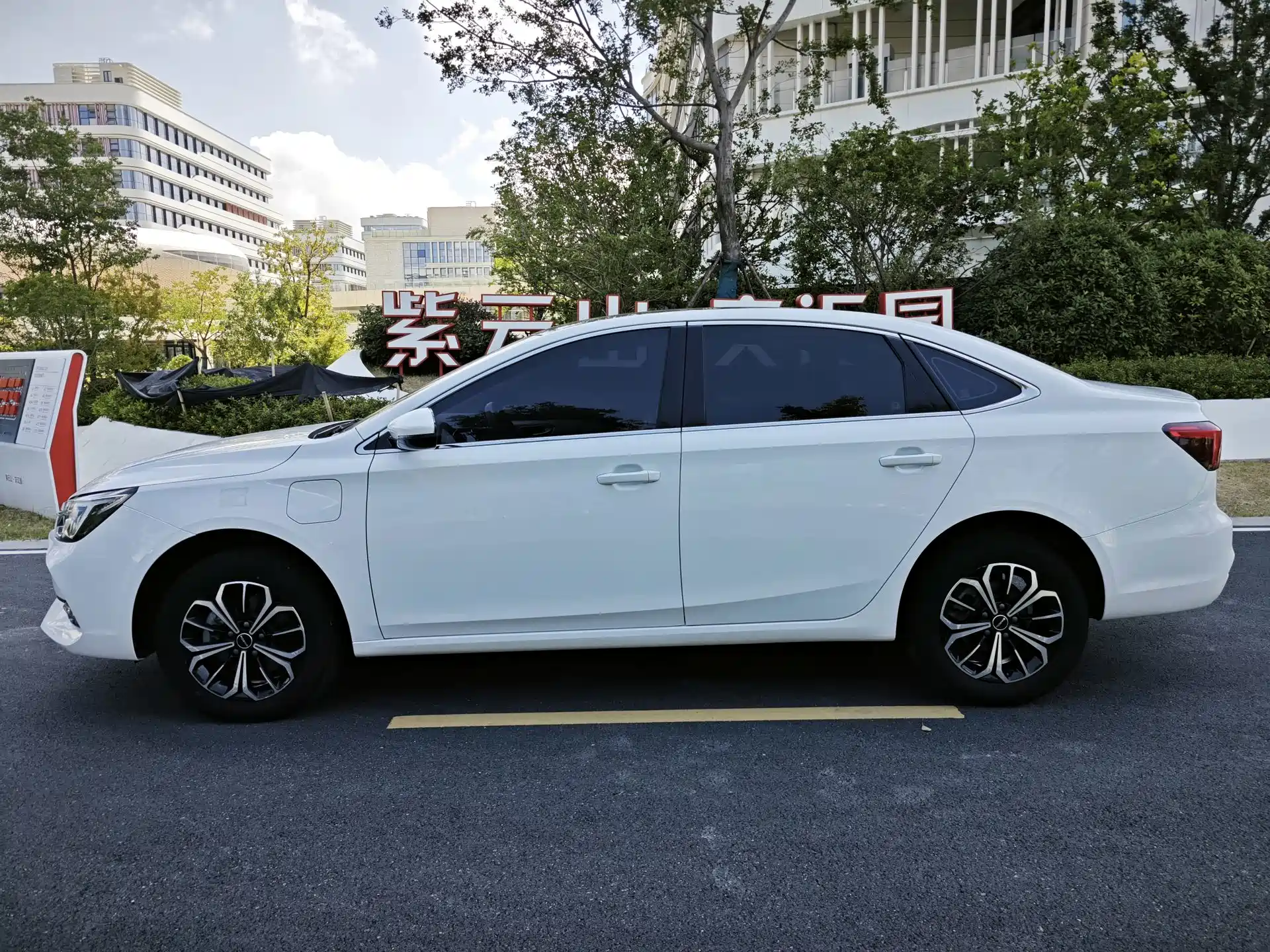 Фото 3 - Roewe i6 MAX EV