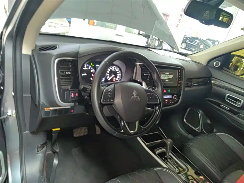 MITSUBISHI OUTLANDER