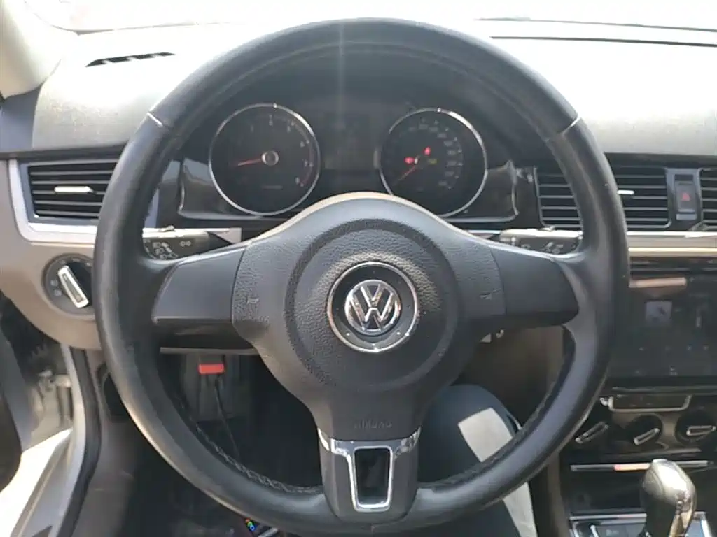 Volkswagen Bora 2014 1.6L Automatic Comfort Edition фото 11