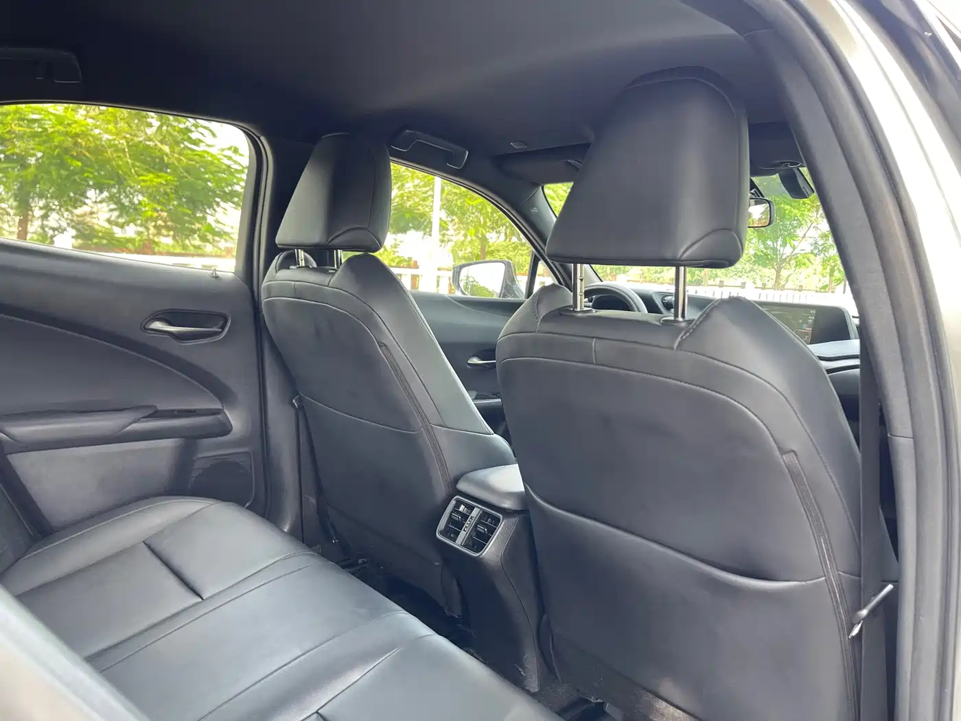 Фото 13 - Lexus UX