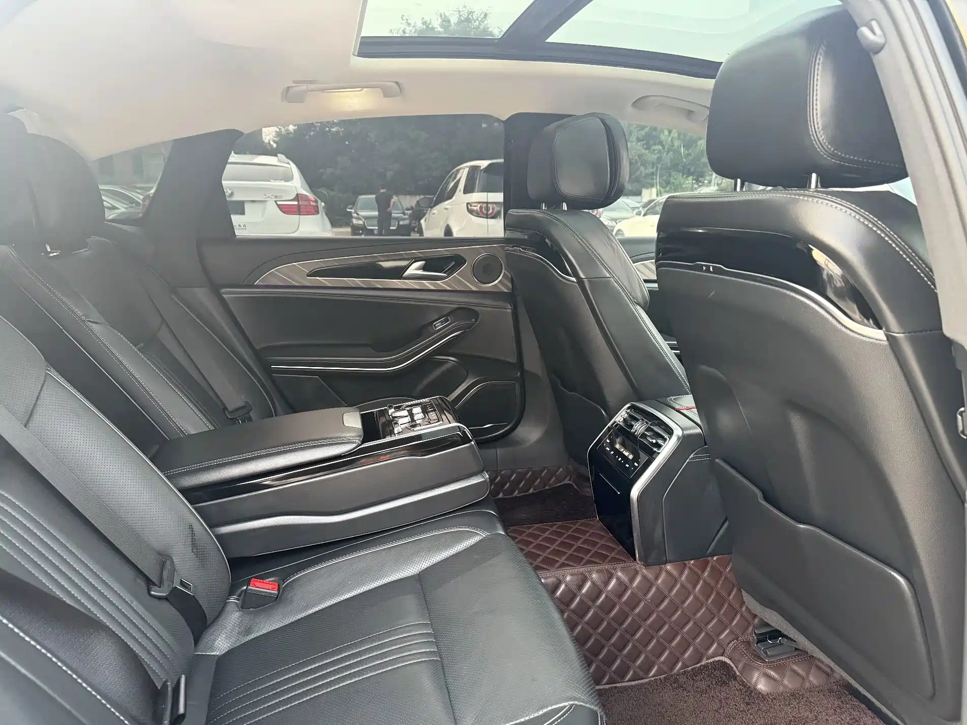 Фото 6 - Hongqi H9