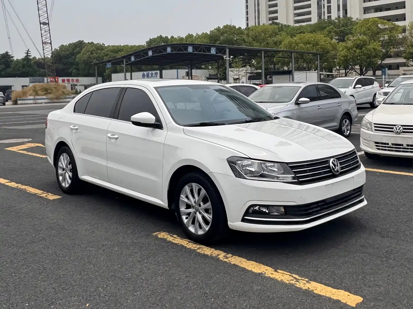 Volkswagen Lavida 2015 1.6L Automatic Comfort Edition фото 3