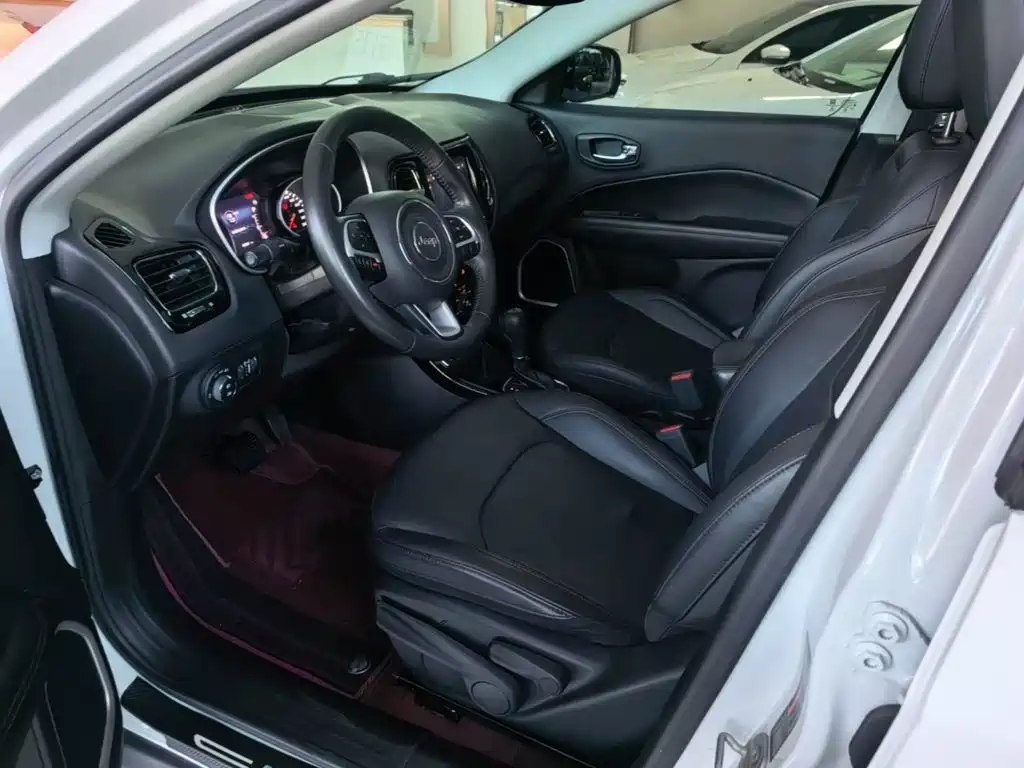 Фото 15 - Jeep Compass
