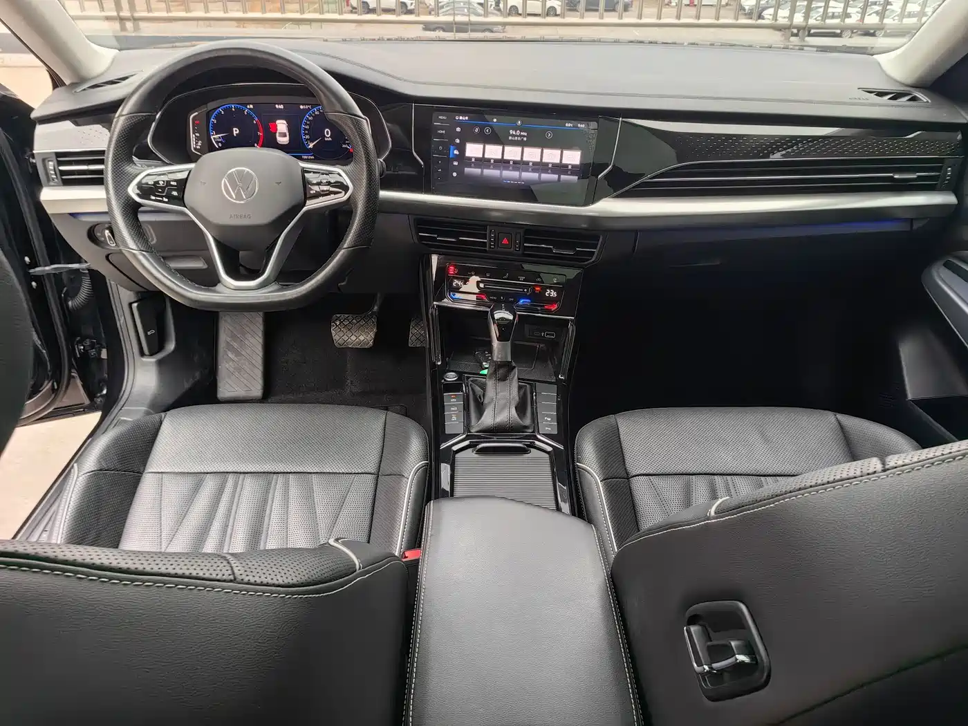 Volkswagen Passat 2022 330TSI Starlight Luxury Edition фото 4