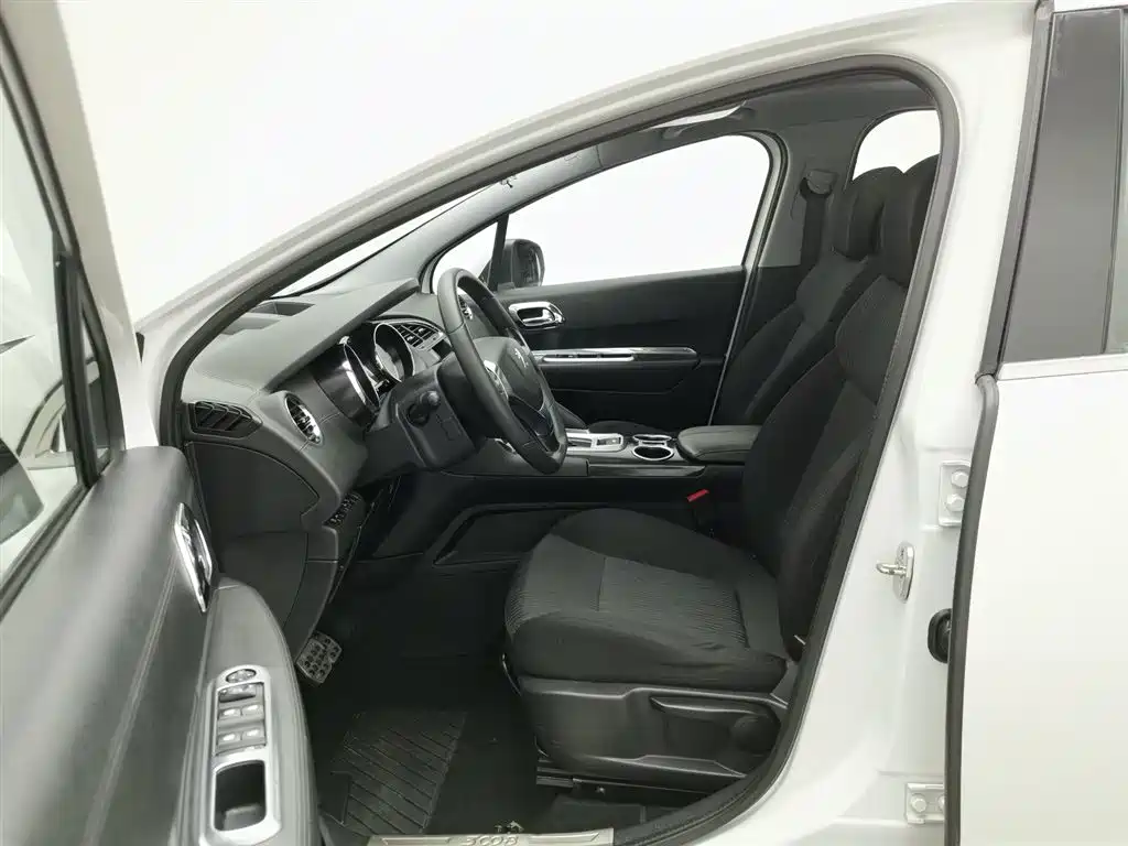 Peugeot 3008 2015 2.0L Automatic Classic Edition фото 10