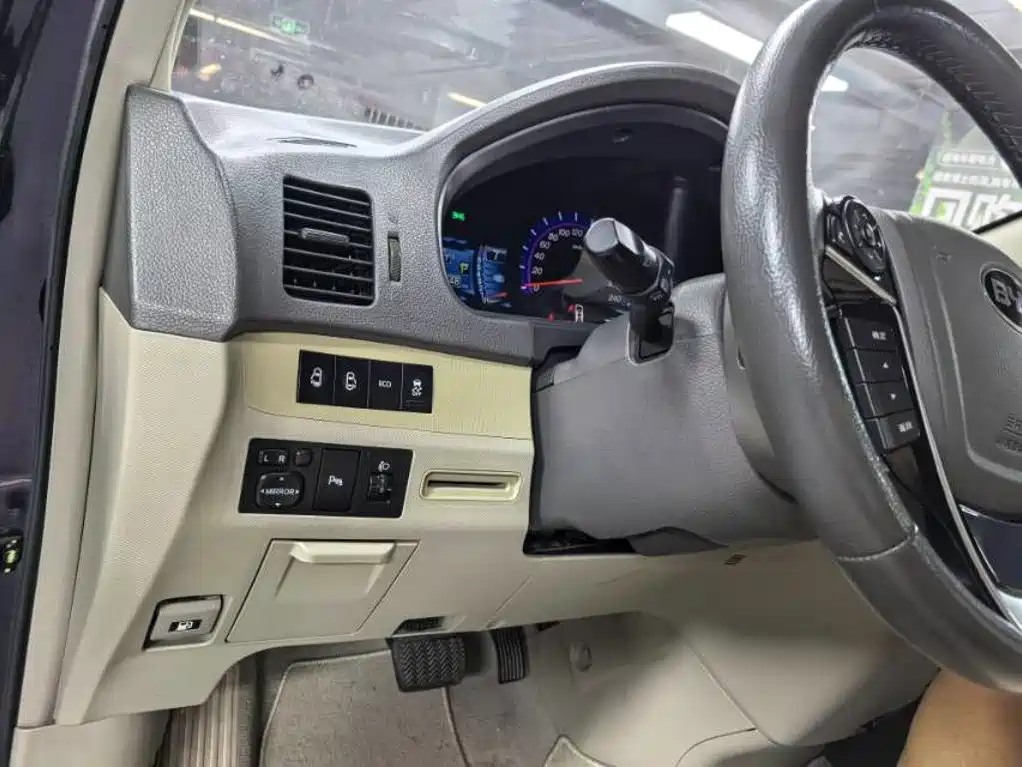 BYD M6 2016 2015 2.4L Automatic Premium Edition