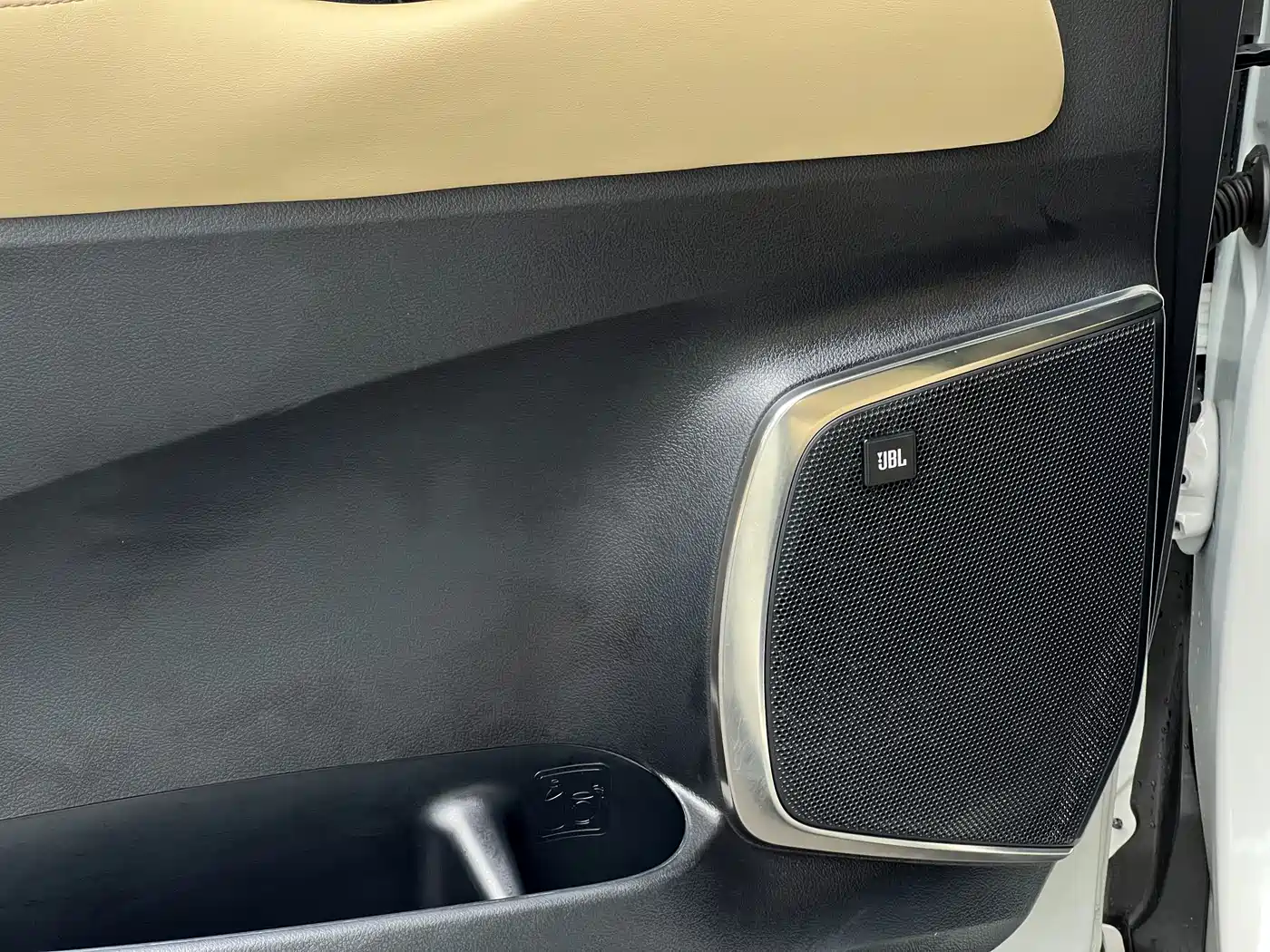 Toyota Vellfire 2019 Hybrid 2.5L HV Premium Edition фото 8