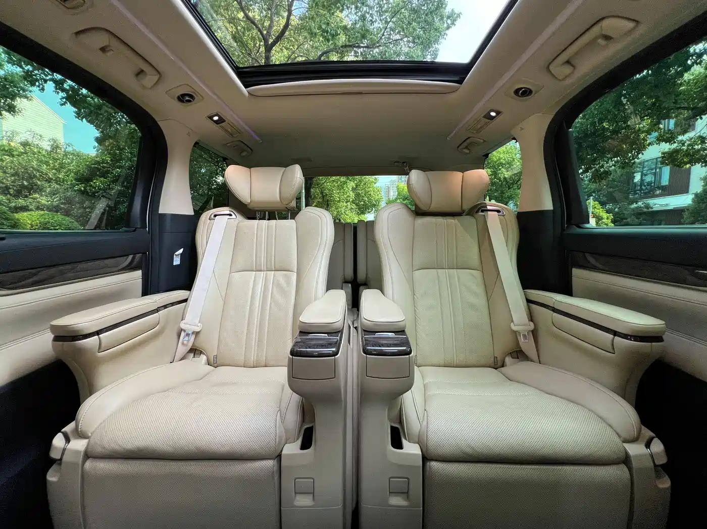 Toyota Vellfire 2019 Hybrid 2.5L HV Premium Edition фото 16