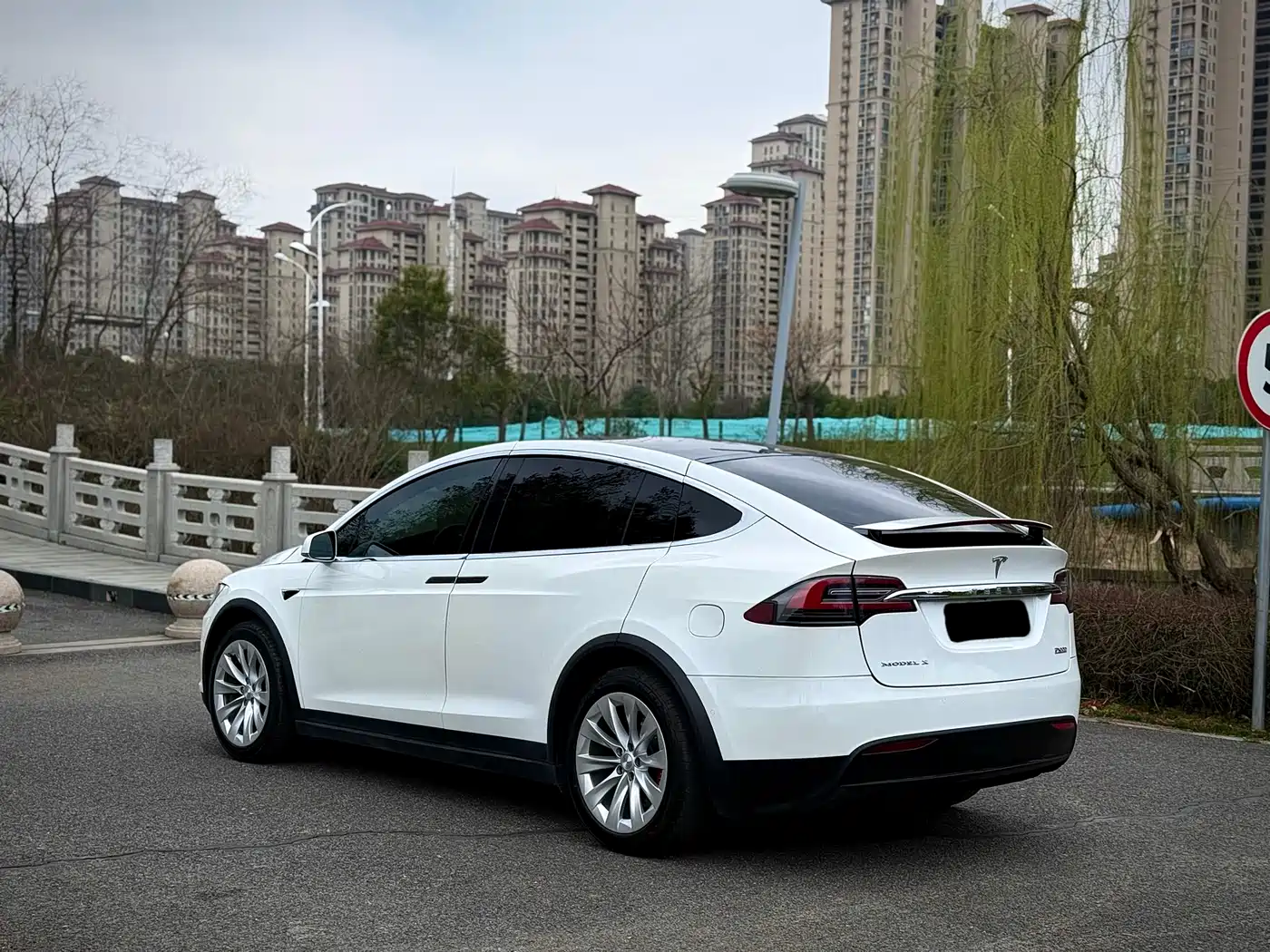 TESLA MODEL X