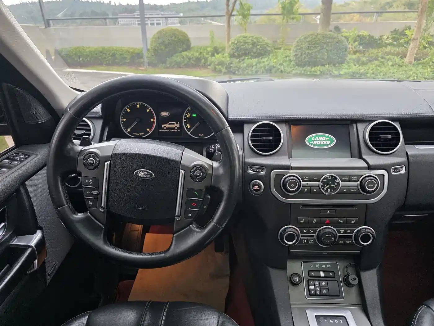 Land Rover Discovery 2015 3.0 SDV6 HSE Diesel фото 6