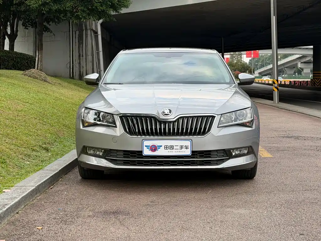 Фото 2 - Škoda Superb