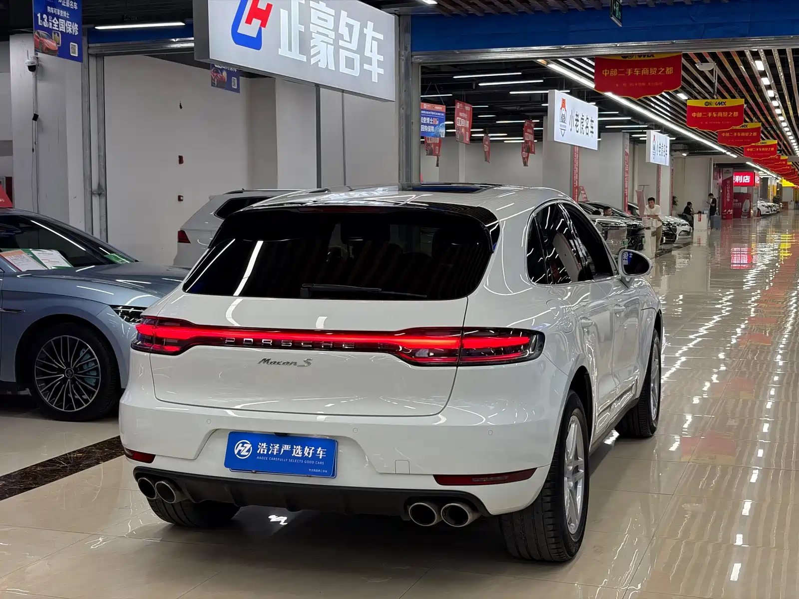 Photo 14 - Porsche Macan