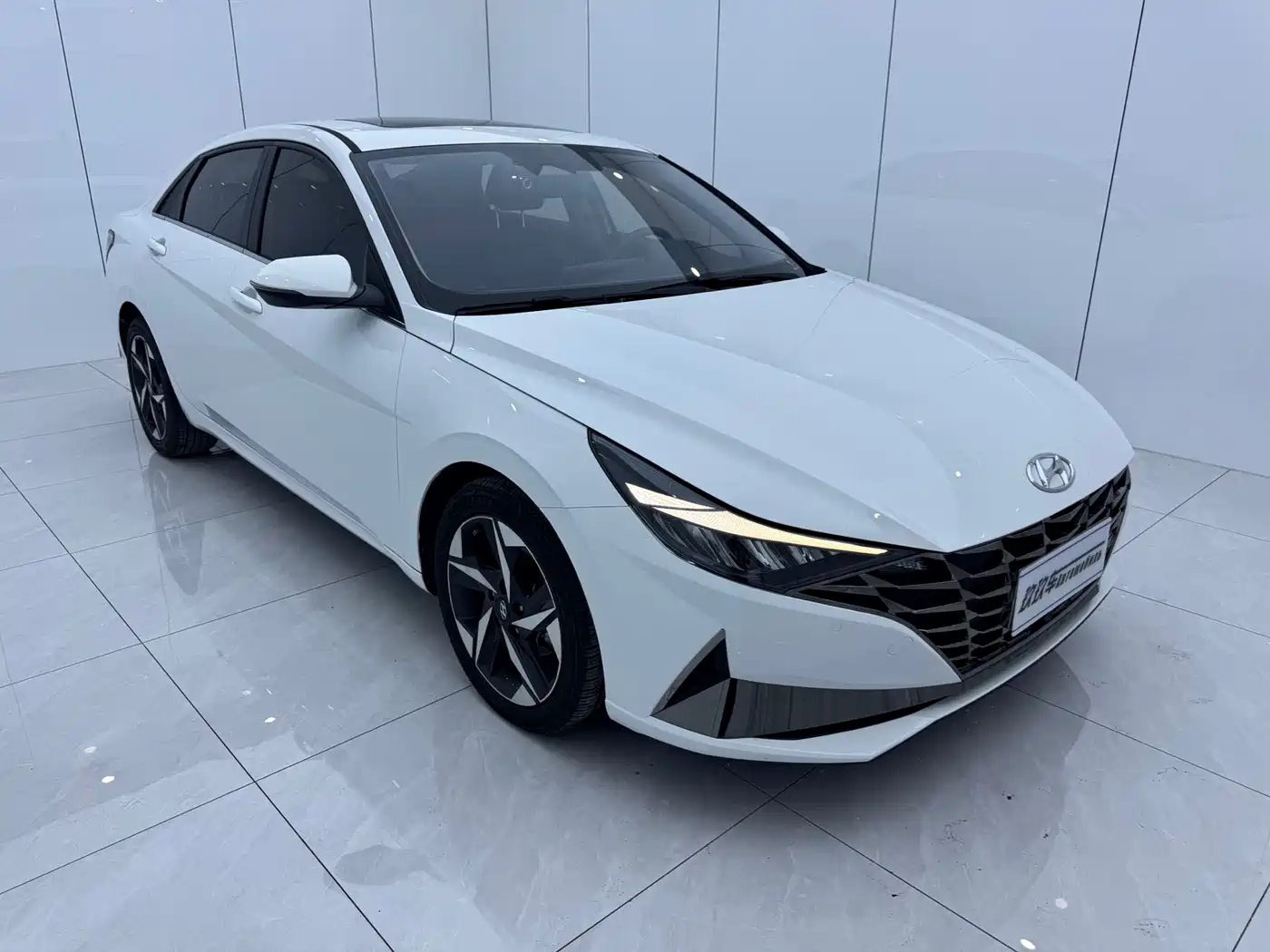 Hyundai Elantra 2023 Model 1.5L CVT LUX Premium Edition фото 3