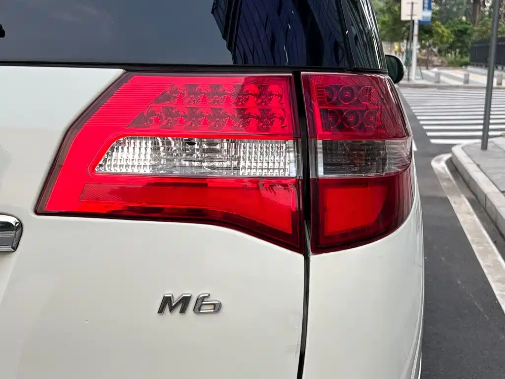 BYD M6 2015 2015 2.4L Automatic Luxury