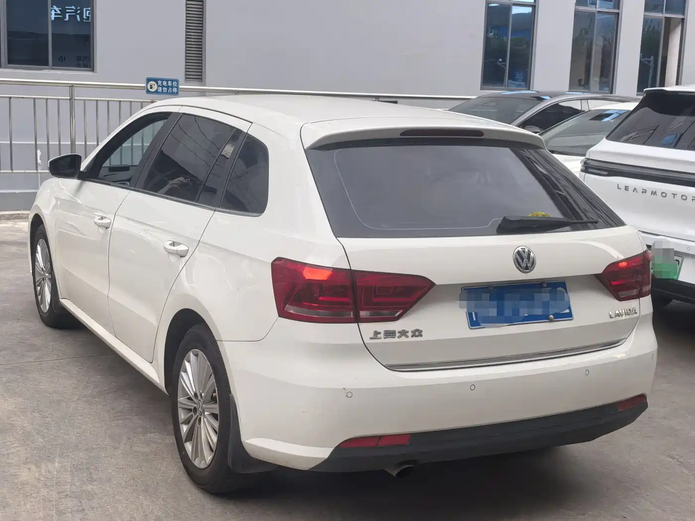 Volkswagen Lavida Tour 2013 1.6L Automatic Comfort фото 4
