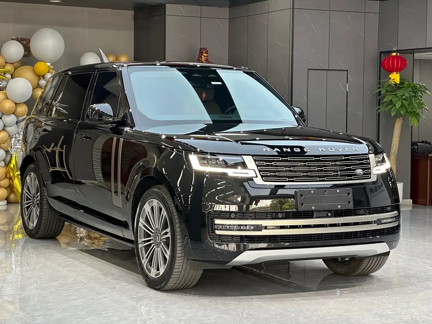 Land Rover Range Rover 2023 3.0 L6 400PS Golden Age 7-Seater Long Wheelbase фото 3