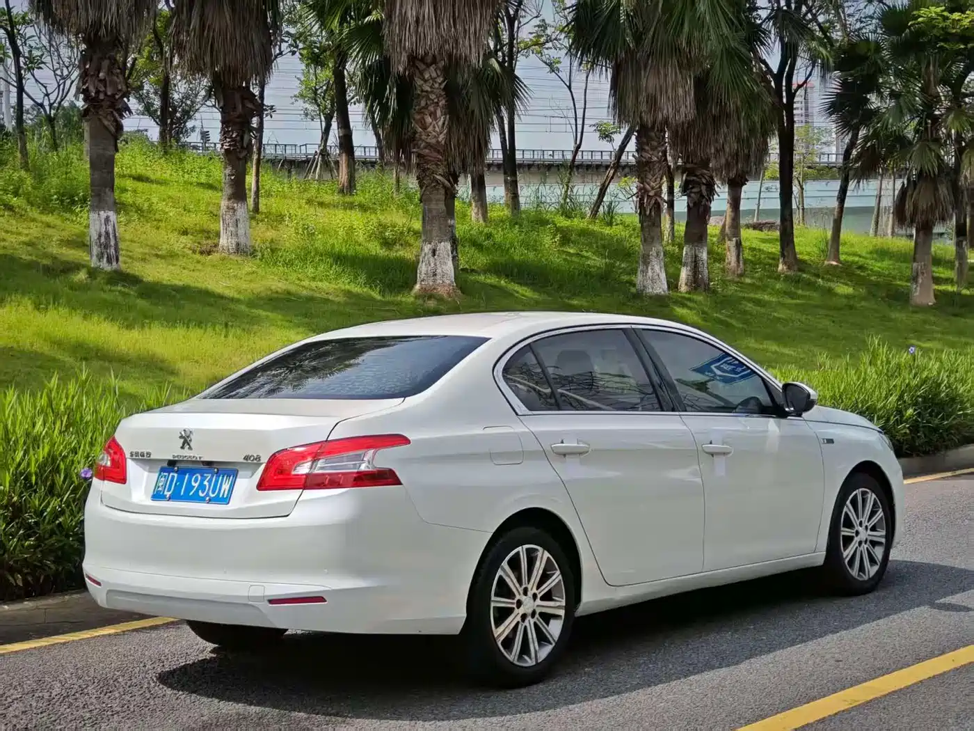 Peugeot 408 2015 Model 1.2T Automatic Luxury Edition фото 6