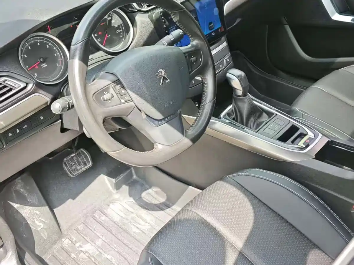 Peugeot 408 2015 Model 1.2T Automatic Luxury Edition фото 7