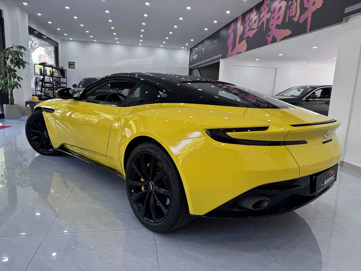 Фото 3 - Aston Martin DB11