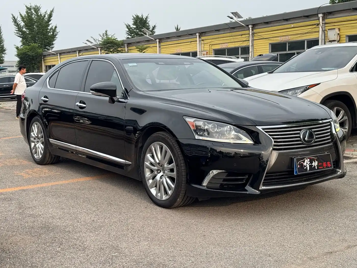 Фото 10 - Lexus LS