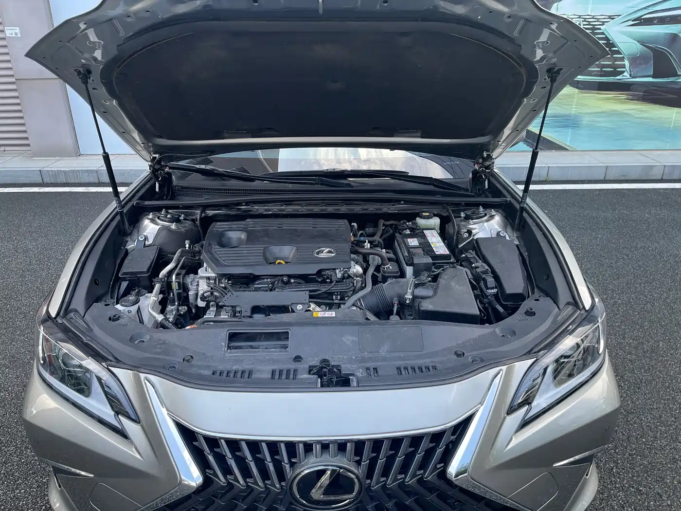 Photo 14 - Lexus ES
