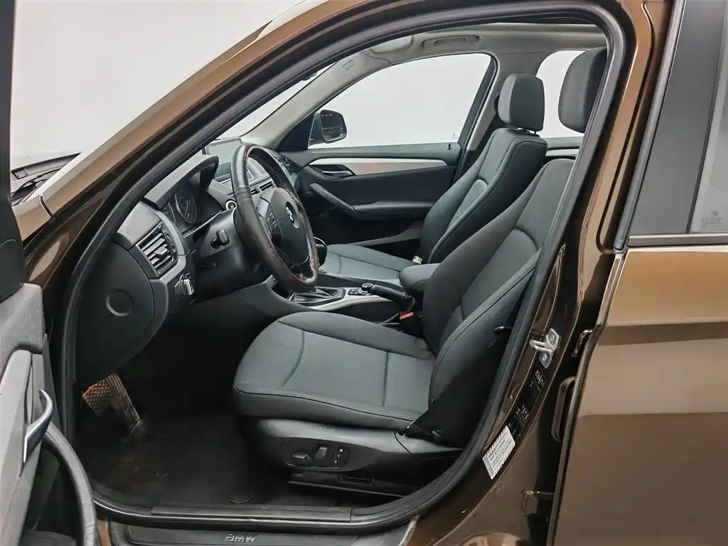BMW X1 2013 sDrive18i Leading фото 10