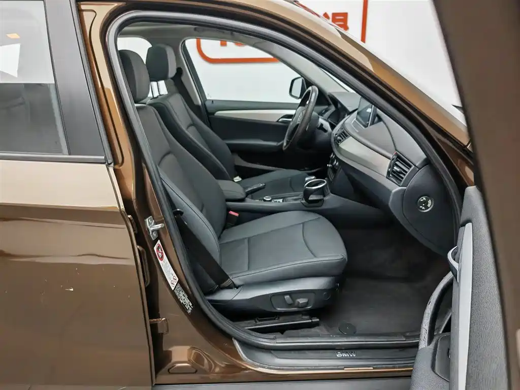 BMW X1 2013 sDrive18i Leading фото 23