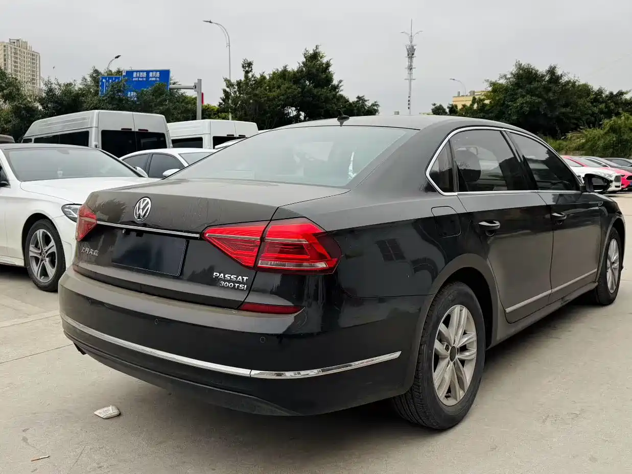 Volkswagen Passat 2015 1.8TSI DSG Elegance Edition фото 9