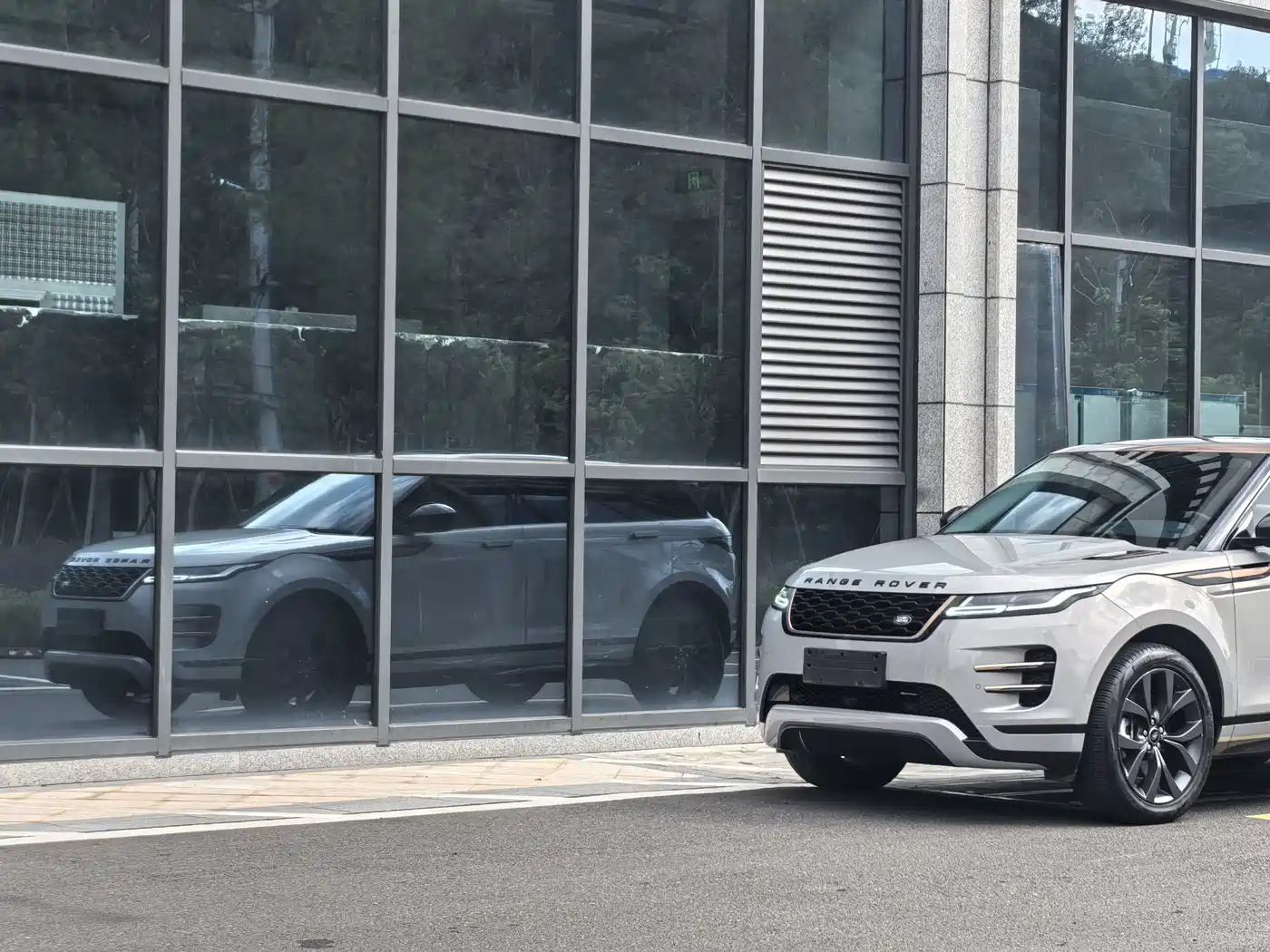Land Rover Range Rover Evoque 2023 Range Rover Evoque L 249PS Corinthian Bronze Special Edition фото 10