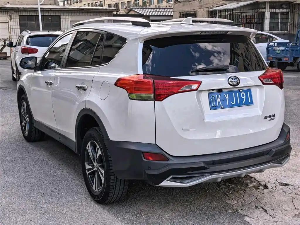Toyota RAV4 Rongfang 2015 2.0L CVT 4WD Pioneer Edition фото 6