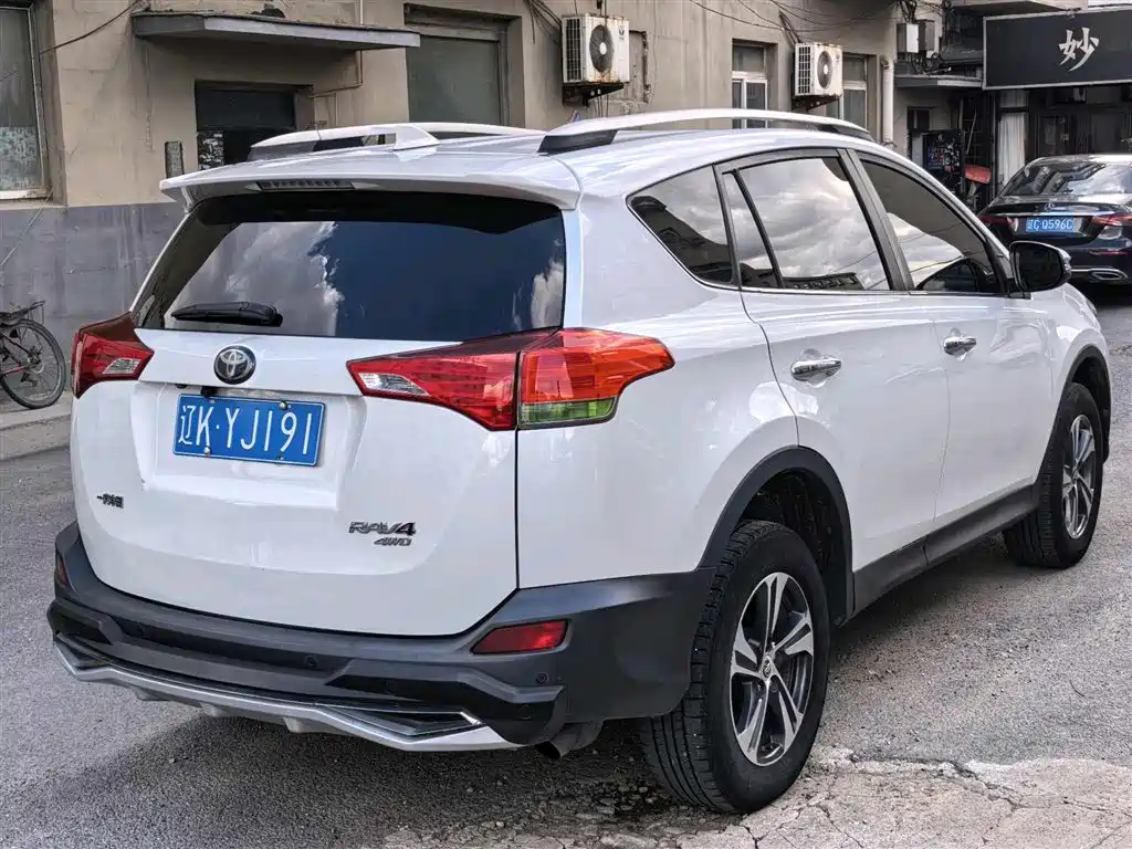 Toyota RAV4 Rongfang 2015 2.0L CVT 4WD Pioneer Edition фото 5