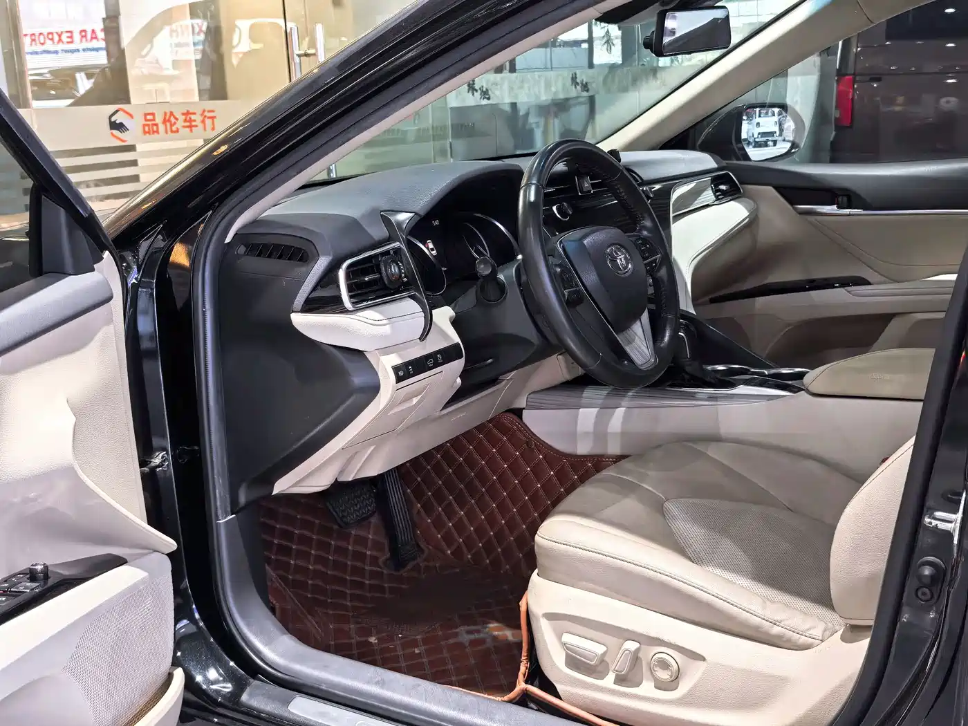 Фото 4 - Toyota Camry