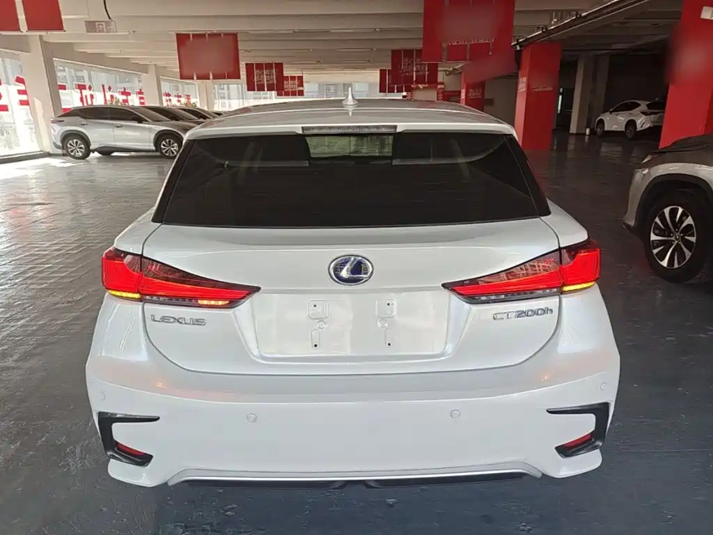 Photo 6 - Lexus CT