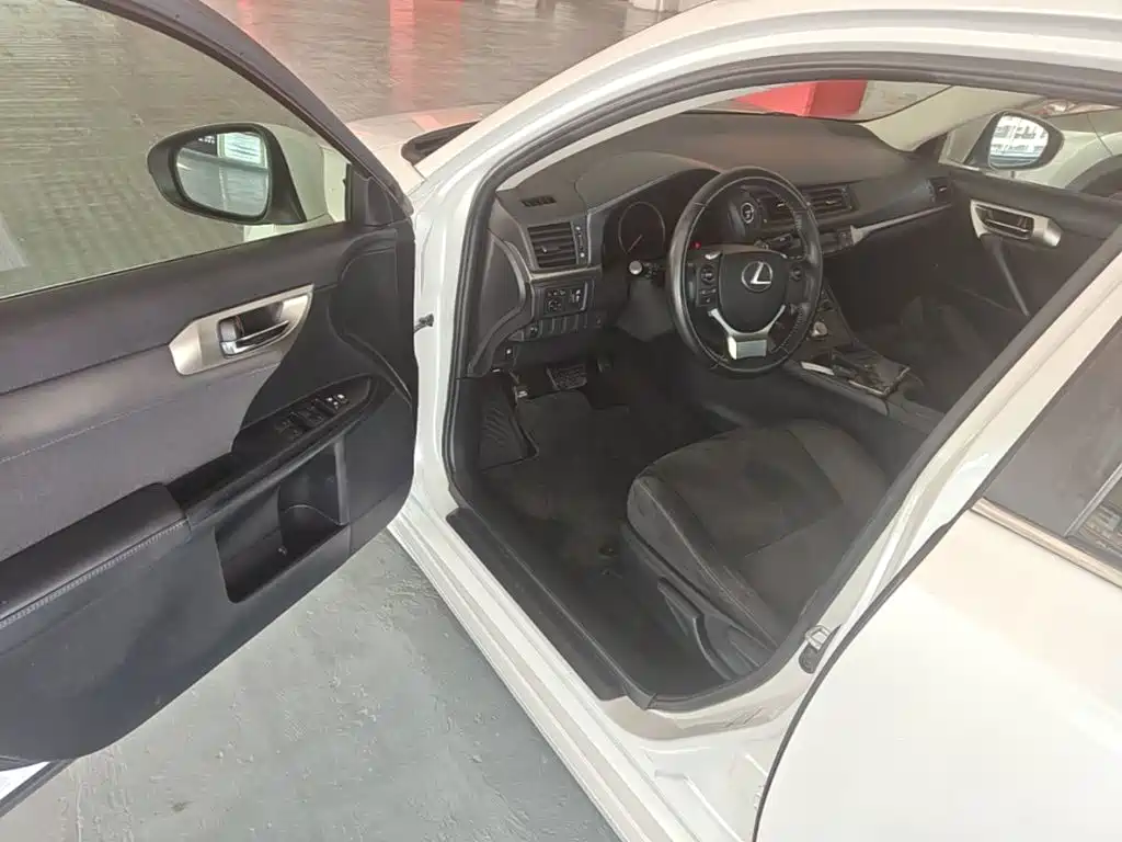 Photo 16 - Lexus CT