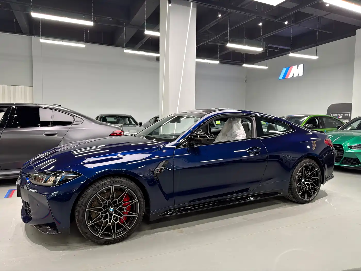 BMW M4 2024 BMW M4 Coupe M xDrive Competition фото 3