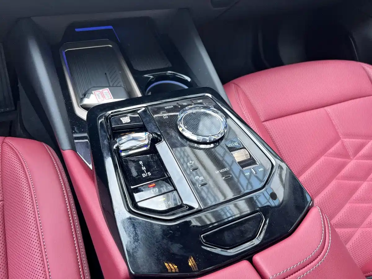 BMW 5 Series 2025 530Li Premium M Sport Package фото 15