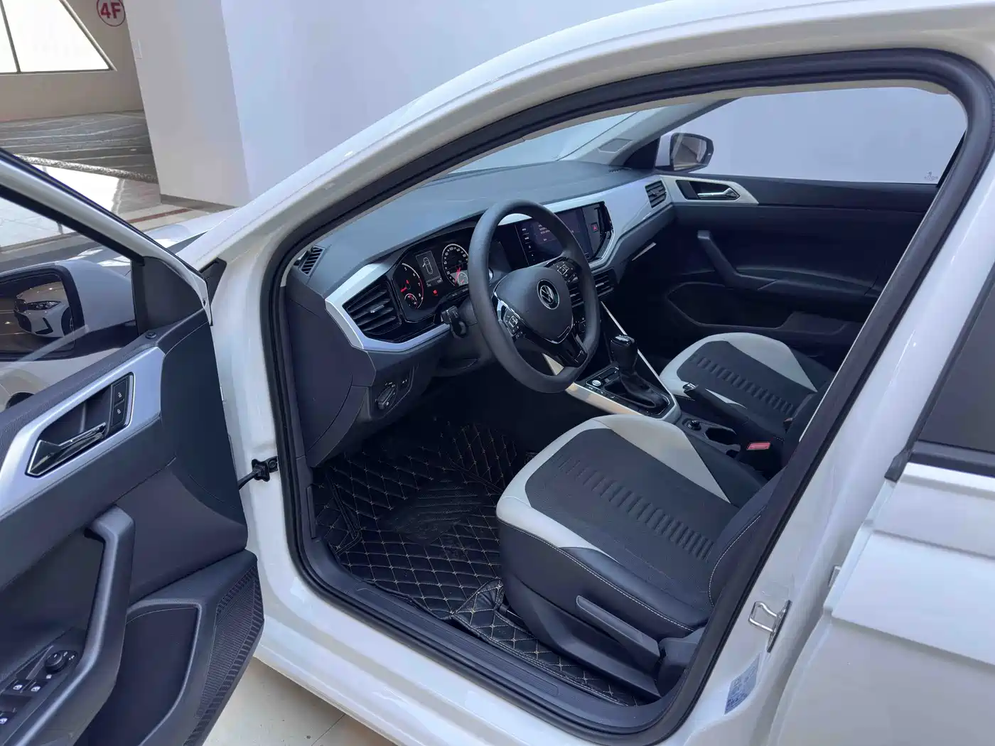 VOLKSWAGEN POLO